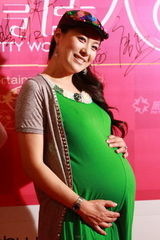 幻灯：《美丽俏佳人》千集盛典 沈傲君孕后首亮相