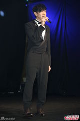 组图：林俊杰西装绅士献唱 自曝已一年未接吻