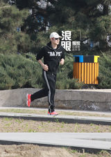 组图：严宽向女友求婚后现身 公园健身慢跑