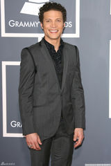 高清图：格莱美音乐奖红毯 贾斯丁-瓜里尼笑容讨喜 