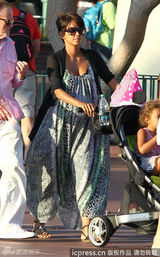 组图：46岁哈利贝瑞怀孕挺巨肚陪爱女游玩