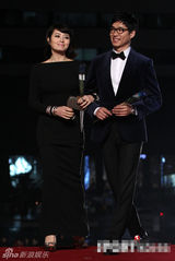 组图：金惠秀与刘俊相携手亮相青龙红毯