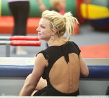 组图：小甜甜大露背幼儿园外接爱子上演天伦秀