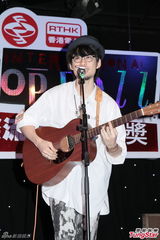 组图：官恩娜与男友吉他传情 赞朱莉切乳房防癌