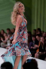 组图：凯特-阿普顿墨西哥走秀 深V裙巨波荡漾