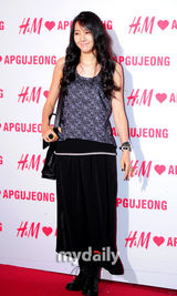 组图：尹恩惠出席派对甜美娇俏 丁一宇帅气如王子