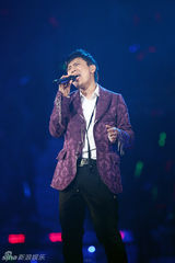 幻灯图：张信哲北京个唱演绎20年经典 打造万人KTV
