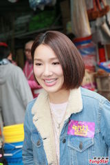 组图：李亚男拍摄外景 称王祖蓝未求婚