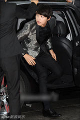 组图：宋仲基银色小西装亮相 亮招牌微笑帅萌