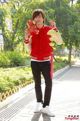 组图：罗力威许靖韵新年逛花市寄望马年创高峰