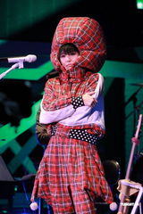 高清组图：何韵诗不改帅气风格 蘑菇头中性开唱