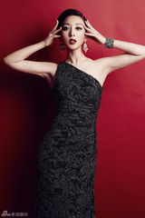 组图：姜鸿妩媚写真展露成熟女人味