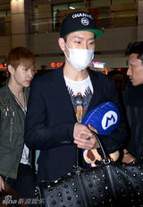 组图：SJ-M素颜现身韩国机场 口罩墨镜遮面