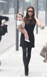 高清组图：维多利亚黑裙现身北京 小七嘟嘴可爱