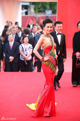 黄圣依亿元天珠装亮相红毯 民族风闪耀威尼斯(图)