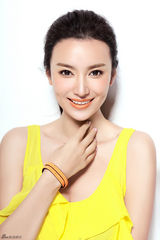 组图：唐熙曝夏日写真 糖果撞色显活力