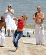 组图：詹妮弗-洛佩兹清凉装扮现身乌拉圭海滩