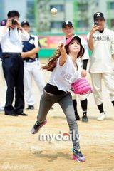 组图：韩星安在旭洪秀雅等参加明星棒球大赛