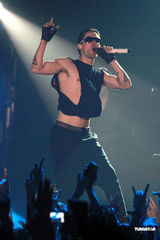 组图：摇滚乐队30 Seconds To Mars开唱震撼歌迷