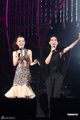 组图：关心妍个唱舞台美轮美奂 亲友老板皆捧场