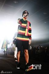 组图：韩歌手HAHA嘻哈献唱发型秀活动