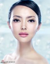 高清组图：居文沛登《时尚芭莎》 秀夏日清凉妆容