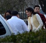 组图：林志玲片场与郑则仕握手 鞠躬娇嗲行礼