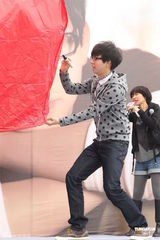 组图：胡夏现身新专辑签唱会 获女粉丝现场示爱