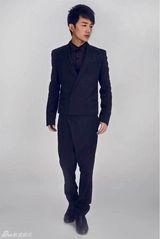 组图：许诺休闲造型拍帅气写真 尽显睿智儒雅