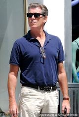 组图：布鲁斯南街拍曝光 黑超遮面彰显成熟魅力