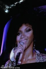 组图：杰克逊姐姐携三遗孤纪念天王 碧昂斯视频致敬