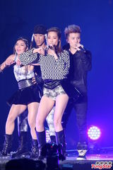 组图：萧敬腾受恐吓照常演出 保镖贴身保护