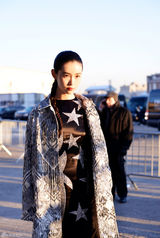 组图：张辛苑纽约时装周三换装造型靓丽