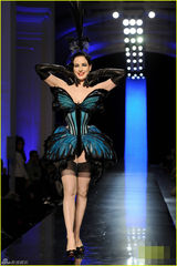 组图：脱衣舞娘蒂塔性感蝴蝶装走秀 展纤腰巨乳