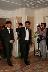 高清：新郎罗嘉良西装帅气现身 热情打招呼心情甚好