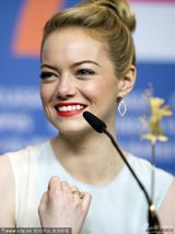 组图：《克鲁德一家》记者会 艾玛斯通靓丽迷人