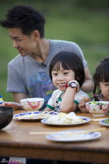 组图：《爸爸去哪儿》萌宝秀友谊 吃饭变小老虎