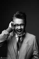 组图：吴秀波黑白大片曝光 鬼马搞怪萌cry