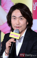 组图：李诗英携《想你》警官吴政世宣传新片