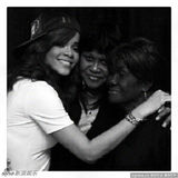 组图：蕾哈娜发与祖母合影纪念亲人过世