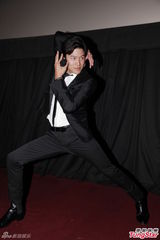 组图：日星铃木亮平宣传新片 与本裸男斗舞