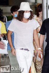 组图：张根硕现身机场 口罩遮面皮肤黝黑