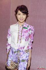 组图：阿Sa(蔡卓妍)迷你裙秀美腿 贾晓晨露事业线