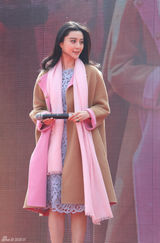 组图：范冰冰顶寒风华美亮相显女神范儿