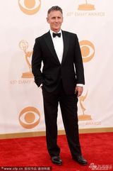 组图：克里斯-斯坦利与妻子亮相艾美红毯