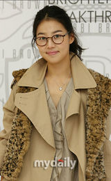 幻灯图集：蔡琳韩智慧等出席化妆品专卖店开业仪式