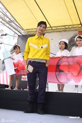 组图：严爵MV中谈恋爱 假戏真吻被漏拍