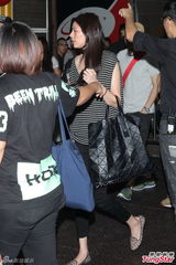 组图：陈冠希发布会女友撑场 否认欠林建岳巨款