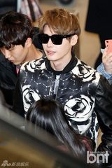 组图：李钟硕穿花夹克 与中国粉丝共度情人节