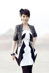 幻灯图集：海清休闲写真曝光 随性旅途享受生活 